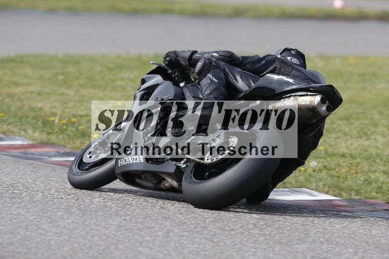 Archiv-2025/07 19.04.2025 Speer Racing ADR/Gruppe rot/backside